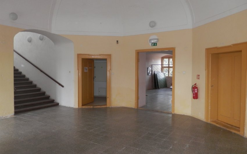 Odstraňovanie vzlínajúcej vlhkosti v rozsiOdstraňovanie vzlínajúcej vlhkosti v rozsiahlej budove zámku Polkoviceahlej budove zámku - #3