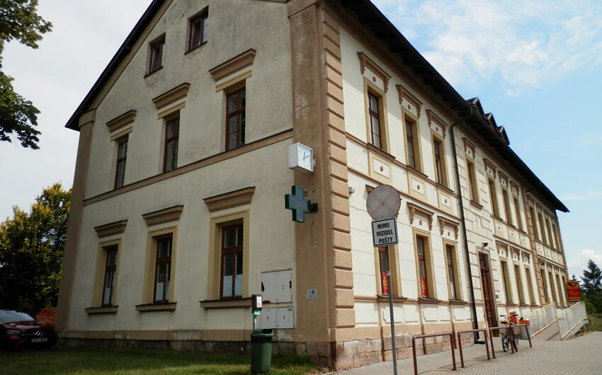 Dva systémy Drypol na vysúšanie múrov v dome služieb v Predměřiciach nad Labem