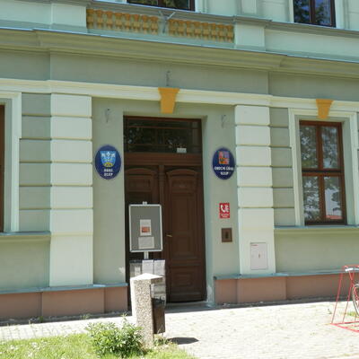 Aktívne vysúšanie navlhnutých múrov s mapami na obecnom úrade v mestečku Slup