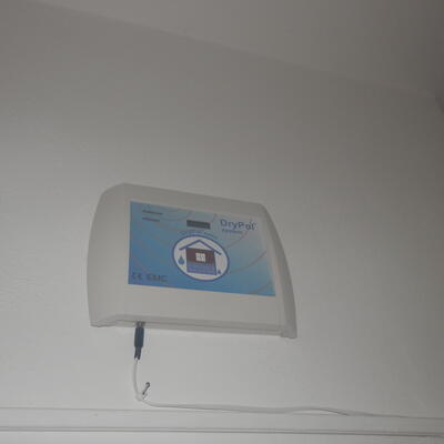 Odvlhčovanie obecného bytu v Starej Hobzi pomocou Drypolu a elektroosmózy