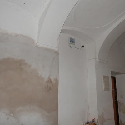 Aktívna elektroosmóza na sanáciu muriva v obecnom byte v Štokách